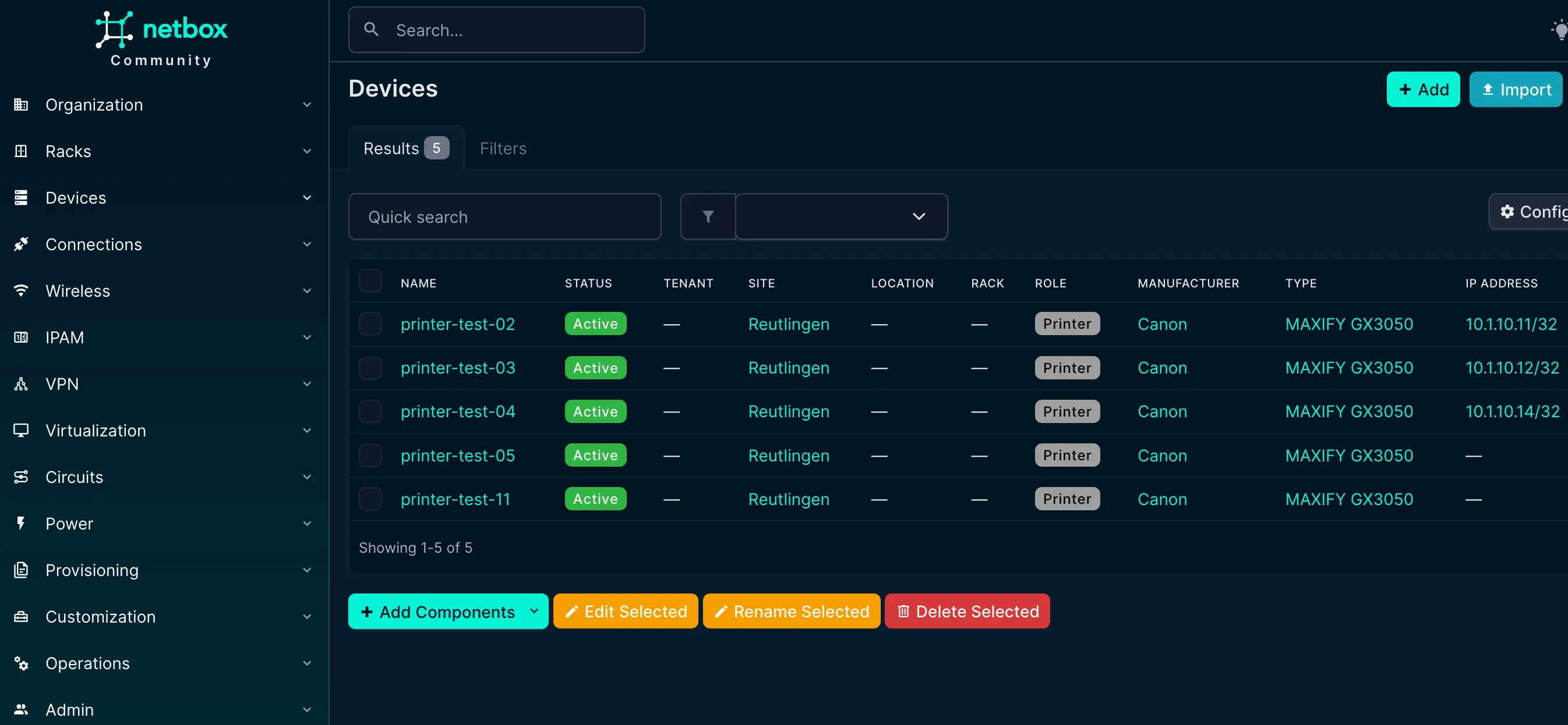 NetBox Devices-Ansicht mit dokumentierten Geräten, Status und IP-Adressen